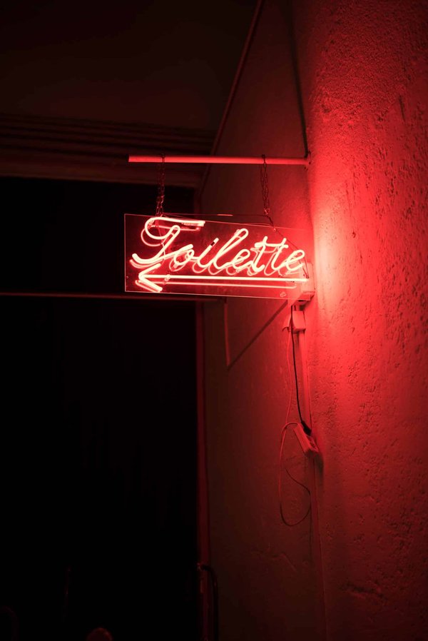 Quelles sont les bonnes pratiques pour utiliser des toilettes sèches en extérieur ?