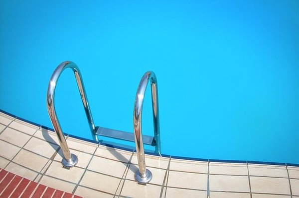 Les mini piscines à coque peuvent-elles être personnalisées pour les personnes à mobilité réduite ?