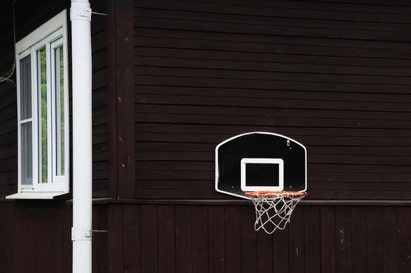 Comment créer un coin basket dans votre garage avec un panier pliable